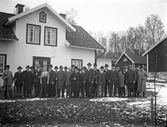 Skyttar framför hus, 1920-tal