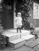 Pojke på trapp, 1920-tal