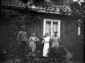 Familj framför stuga i Glanshammar, 1920-tal