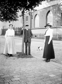 Två kvinnor och en man, 1920-tal