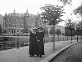 Promenerande kvinnor på Södra Strandgatan, 1910-tal