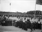 Besökare på skyttetävling på Alnängarna, 1920-tal