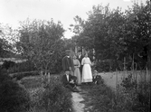 Gruppfoto i trädgård, 1920-tal