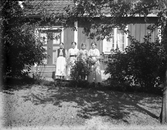 Kvinnor framför hus, 1920-tal