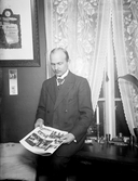 Man med tidning, 1920-tal