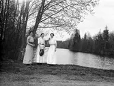 Kvinnor vid sjö, 1920-tal