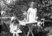 Grupp i trädgård, 1920-tal