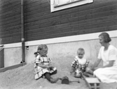 Lekande barn i sandhög 1926
