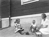 Lekande barn i sandhög 1926