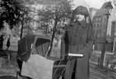 Svartklädd kvinna med barnvagn, 1926
