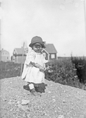 Flicka leker på sandhög, ca 1925