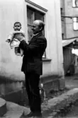 Man håller upp sin dotter, 1923
