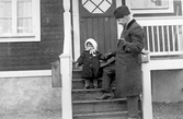 Far och dotter på trappan, ca 1926