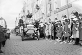 Gammal brandbil kör längst Storgatan, 1920-tal