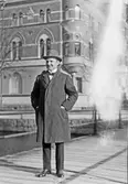 Man utanför Örebro Sparbank, 1924