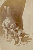 Par på motorcykel med sidovagn, 1920-tal
