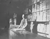 Personal med lagerliggare på Littorins klädlager, 1920-tal