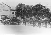 Taxibilar och hästdroskor på Järntorget, ca 1912