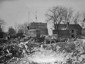 Grävskopa och traktor vid rivning på Gamla söder, 1950-tal