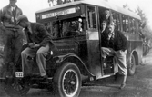 Grupp vid buss från Währmes Omnibustrafik, 1920-tal