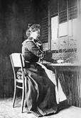 Växeltelefonist på telefonstation, ca 1908