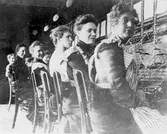 Växeltelefonister på rad på telefonstation, 1908