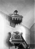 Predikstol. Predikstolen snidades 1840 av Salomon Hägglöf från Häggenås i Jämtland. 