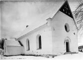 Medeltidskyrkan i Ed ligger nedanför Forsmoforsarna, norr om Ångermanälven. Kyrkan var ursprungligen mycket liten, nästan kvadratisk till formen. Den utvidgades under senmedeltiden till ett långhus med innertak av trä. På 1700-talet reparerades kyrkan. Den förlängdes åt väster och fick nya fönster. Vid restaureringen 1891 tillbyggdes ett kor med tre fönster. Kyrkan är vitputsad och har brant sadeltak som täcks av kopparplåt. På 1730-talet byggdes en ny klockstapel, men redan 1775 ombyggdes den. Stapeln saknade ljudluckor från början, men 1810 tillverkades sådana. Interiören har genomgått en del förändringar och den fasta inredningen präglas av 1700-talet samt 1800-talet då kyrkan fick inredning i nygotik bl. a innertaket. Av medeltida föremål har kyrkan ett rökelsekar och en madonnaskulptur.