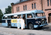 Chaufför med guider framför veteranbuss, 1985 juni
