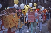 Kartongklädda ungdomar på Örebro karnevalen, 1986