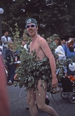 Man klädd i björkris under Örebro-karnevalen, 1986