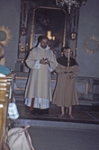 Präst vid altare i Gräve kyrka, 1990