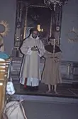Präst vid altare i Gräve kyrka, 1990