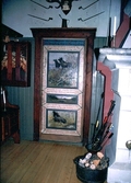 Målad dörr i Axel Borgs  jaktstuga, 1988
