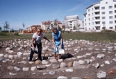 Bygger en labyrint av sten i Ladugårdsängen, 1992