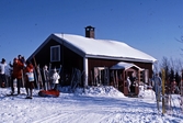 Skidåkare utanför Kilsbergsstugan, 1987