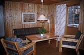 Soffgrupp inne i en stuga i Ånnaboda, 1993