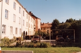 Bakgård, 1999