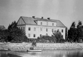 Skolgossar framför Karolinska skolan, före 1899
