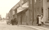 Flickor på trappsteg på Drottninggatan, 1903