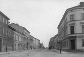 Drottninggatan mot norr från Våghustorget, 1897-1898