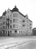 Hus vid Fabriksgatan vid sydöstra hörnet mot Nygatan, efter 1903