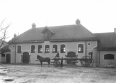 Hästdragen brandvagn på brandstationens gård, efter 1903