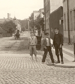 Gossar poserar framför fotografen på Fredsgatan, 1903