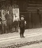 Gosse med mjölkkruka, 1903