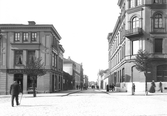 Köpmangatan mot söder från Stortorget, 1903