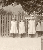 Flickor i förkläde och hatt, 1903