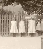 Flickor i förkläde och hatt, 1903