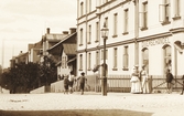 Samling framför diversehandel på Norra Sofiagatan, 1903