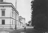 Olaigatan mot öster från Slottsgatan, 1903
